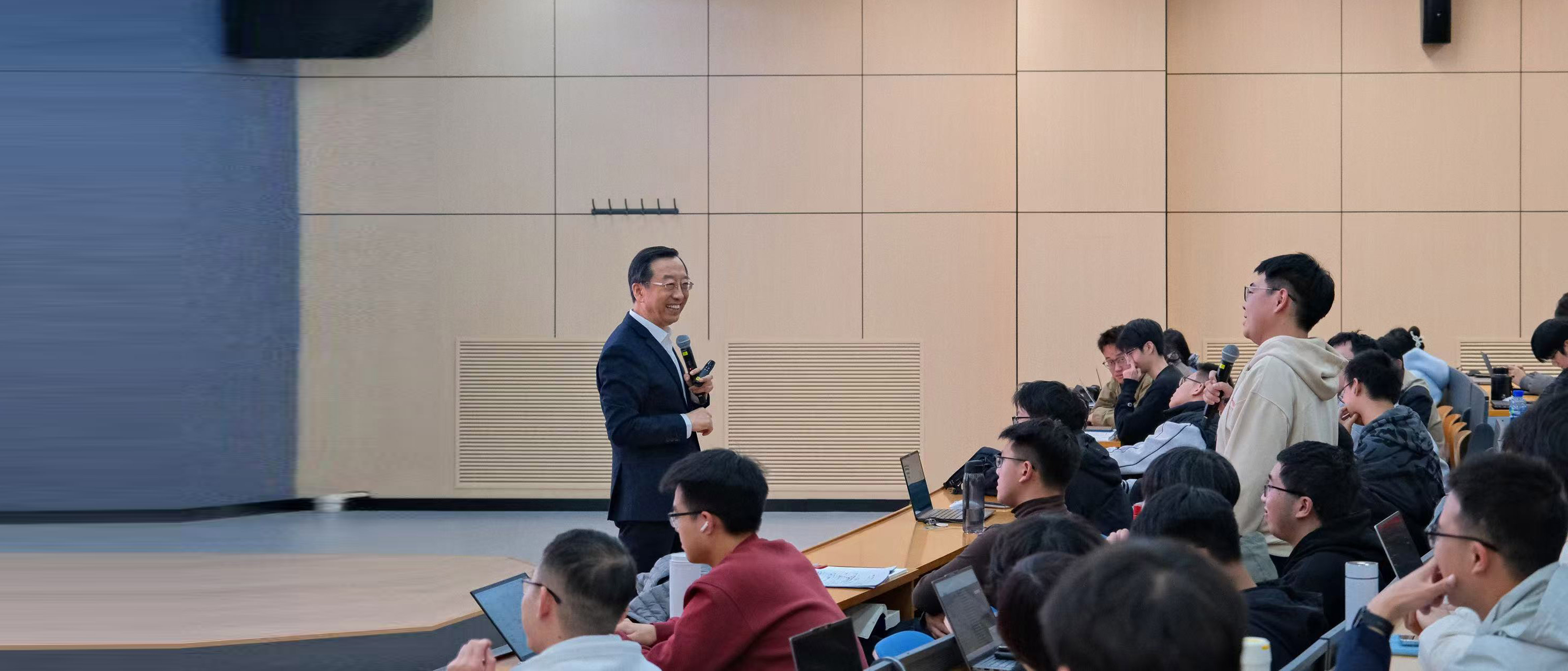 张杰院士为国科大学生上思政“金